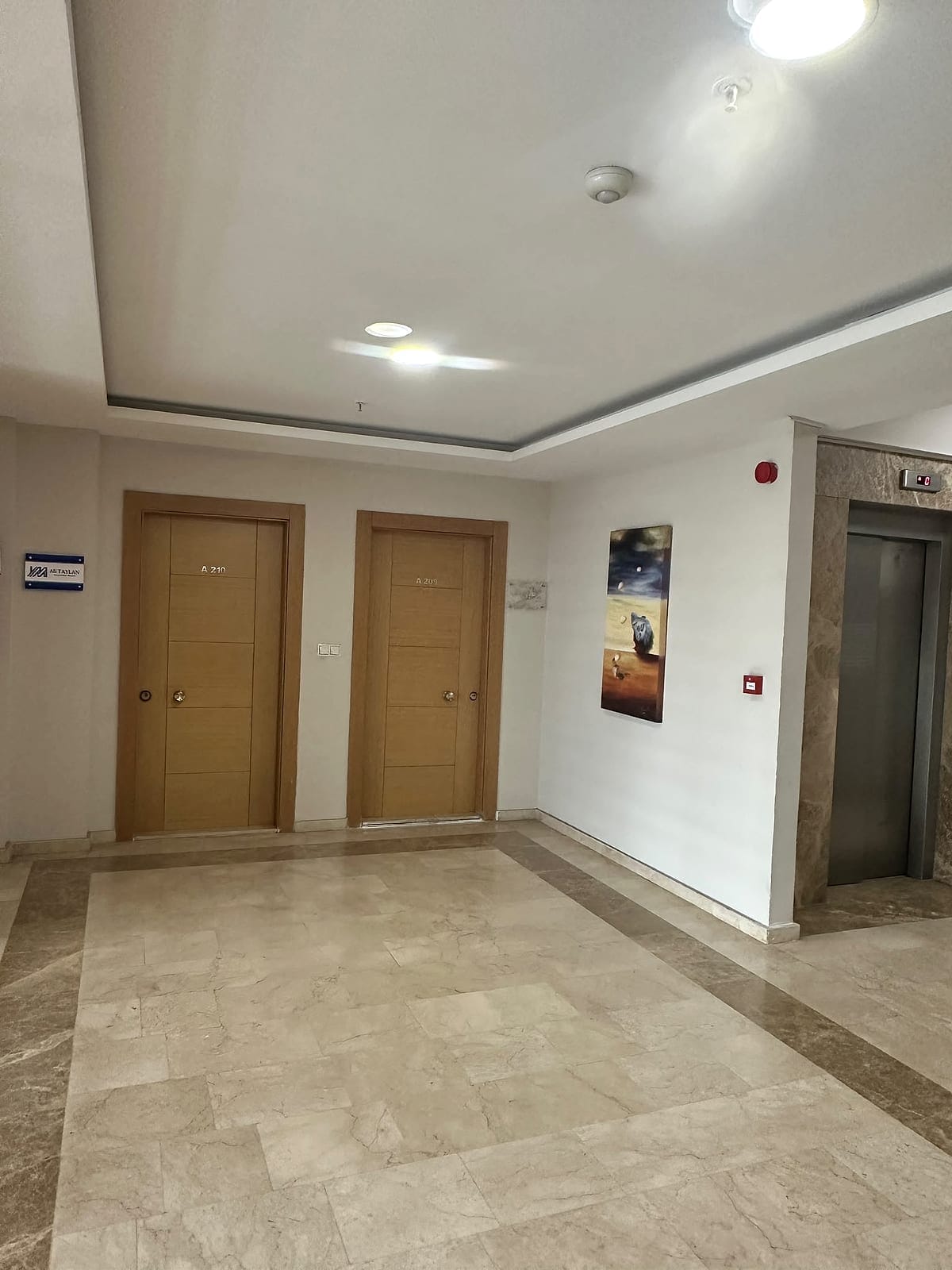 A Blok kat holü ve ofis girişi
